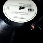 Nahaufnahme eines laufenden Plattenspielers mit schwarzer Vinyl-Schallplatte
