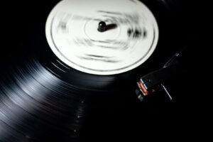 Nahaufnahme eines laufenden Plattenspielers mit schwarzer Vinyl-Schallplatte