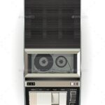 Frontansicht eines tragbaren Vintage-Kassettenrekorders mit eingelegter Kassette